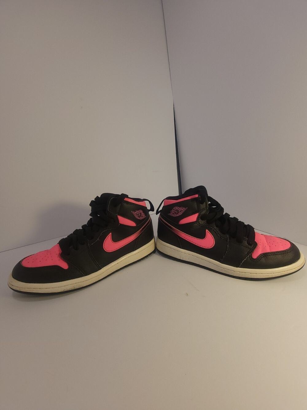 Nike Air Jordan 1 Retro High GS Black Hyper Pink Size 1y 705321-019